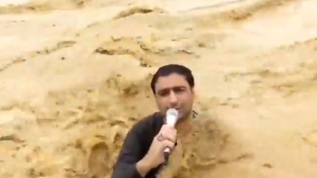 Viral Video : கழுத்து வரை கரை புரண்டு ஓடிய வெள்ளம்.. மூழ்கும் நிலையில் நேரலை செய்த செய்தியாளர்.. வைரல் வீடியோ!