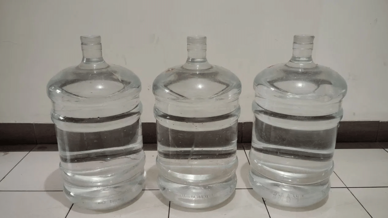 கேன் தண்ணீர் குடிக்கிறீர்களா? மறைந்திருக்கும் அழுக்குகள் – எப்படி சுத்தம் செய்வது? கேன் தண்ணீர் குடிக்கிறீர்களா? மறைந்திருக்கும் அழுக்குகள் – எப்படி சுத்தம் செய்வது?