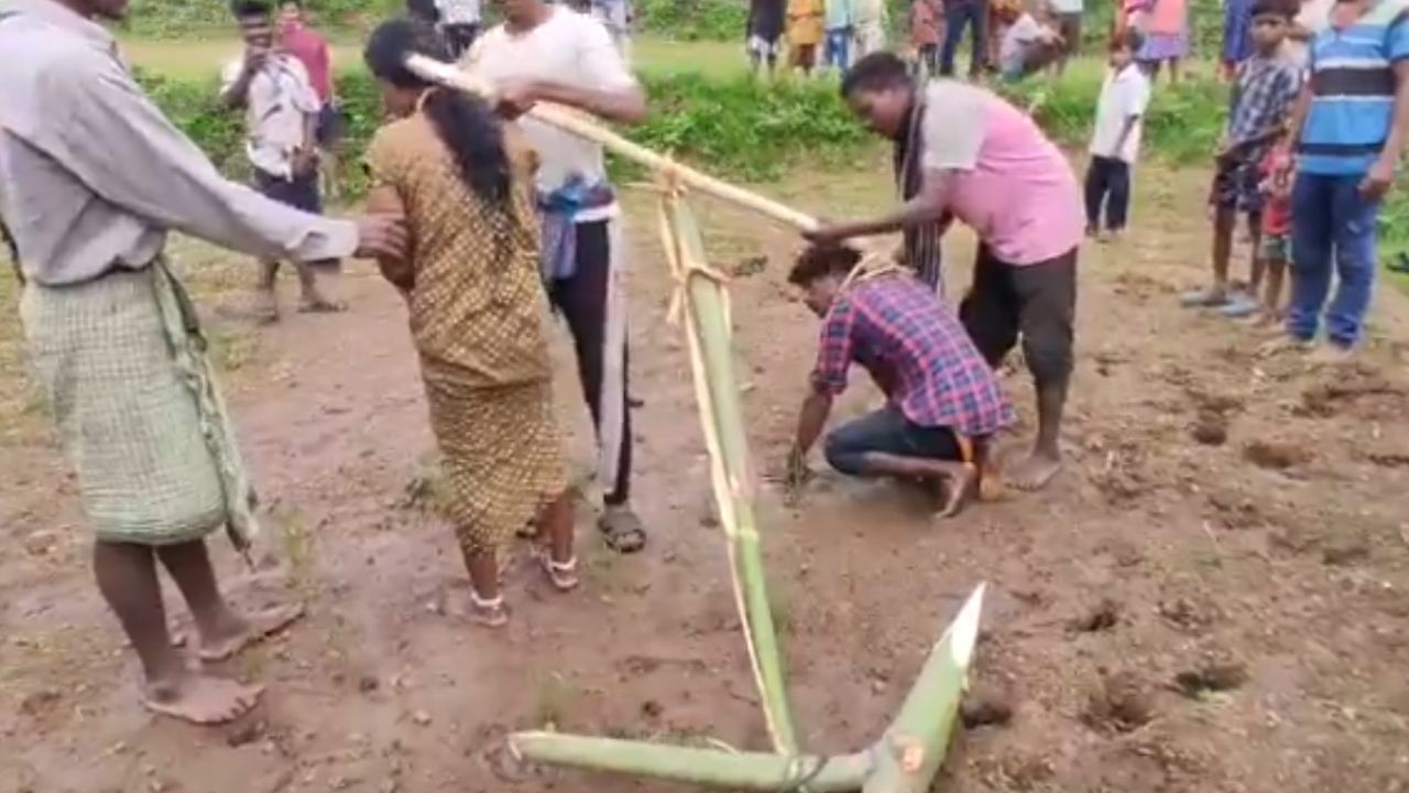 அத்தை மகனை காதல் திருமணம் செய்த பெண்.. இளம் ஜோடியை மாடுபோல் ஏர் உழவ வைத்த கிராம மக்கள்! அத்தை மகனை காதல் திருமணம் செய்த பெண்.. இளம் ஜோடியை மாடுபோல் ஏர் உழவ வைத்த கிராம மக்கள்!
