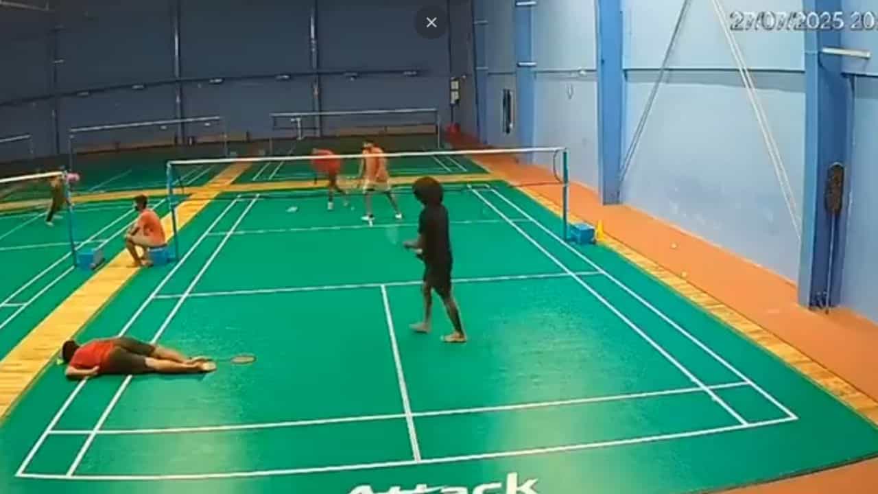 பேட்மிண்டன் விளையாடும்போது சரிந்து விழுந்து உயிரிழந்த இளைஞர்.. இணையத்தில் வைரலாகும் அதிர்ச்சி வீடியோ!