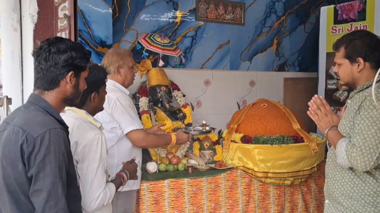 விநாயகர் சதுர்த்தி ஸ்பெஷல்.. 121 கிலோ எடையுள்ள பிரம்மாண்டமான லட்டை தயாரித்த இனிப்பு கடை!