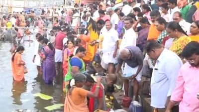 ஆடிப்பெருக்கு கொண்டாட்டம் - காவிரி ஆற்றில் குவிந்த மக்கள்!