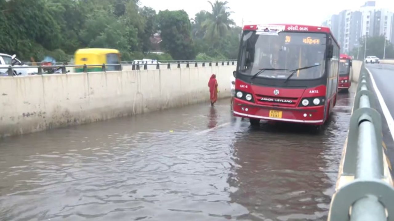 அகமதாபாத்தில் கொட்டித்தீர்த்த கனமழையால் சாலைகளில் வெள்ளம்!