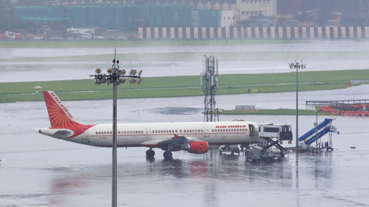 Air India Flight: ஏர் இந்தியா விமானத்தில் ஏற்பட்ட தொழில்நுட்ப கோளாறு.. சென்னையில் அவசரமாக தரையிறக்கம்! Air India Flight: ஏர் இந்தியா விமானத்தில் ஏற்பட்ட தொழில்நுட்ப கோளாறு.. சென்னையில் அவசரமாக தரையிறக்கம்!