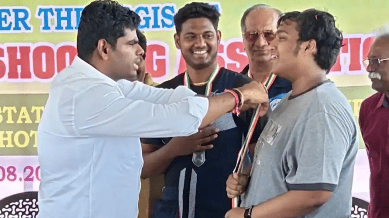 அண்ணாமலையின் கையால் பதக்கம் வாங்க மறுத்த அமைச்சர் மகன் – பரபரப்பு சம்பவம் அண்ணாமலையின் கையால் பதக்கம் வாங்க மறுத்த அமைச்சர் மகன் – பரபரப்பு சம்பவம்