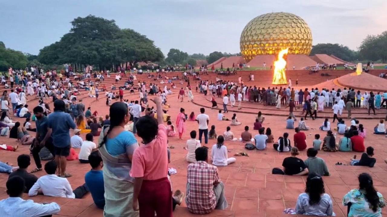 புதுச்சேரி ஆரோவில்லில் இருபெரும் விழா.. விடியல் தியானத்தில் பங்கேற்ற மக்கள்!