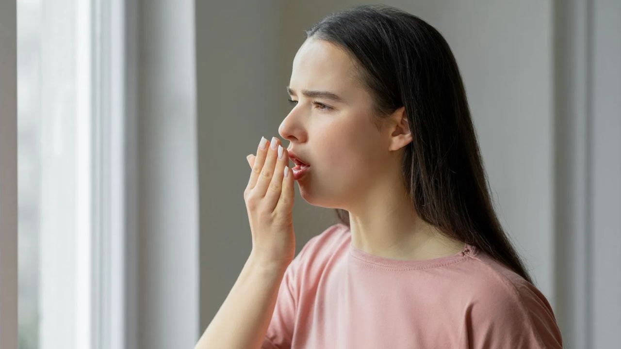Bad Breath: துர்நாற்றத்தால் வாயை திறக்கவே சங்கடமா..? போக்க 5 எளிய வீட்டு குறிப்புகள்..! Bad Breath: துர்நாற்றத்தால் வாயை திறக்கவே சங்கடமா..? போக்க 5 எளிய வீட்டு குறிப்புகள்..!