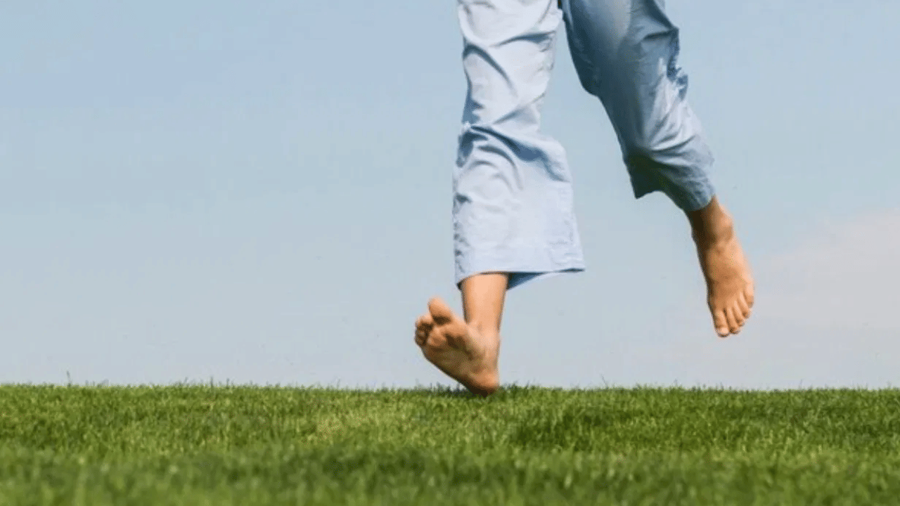 செருப்பு இல்லாமல் வெறும் காலில் நடப்பதால் கிடைக்கும் 5 ஆரோக்கிய நன்மைகள் - ஆச்சரிய தகவல் செருப்பு இல்லாமல் வெறும் காலில் நடப்பதால் கிடைக்கும் 5 ஆரோக்கிய நன்மைகள் - ஆச்சரிய தகவல்