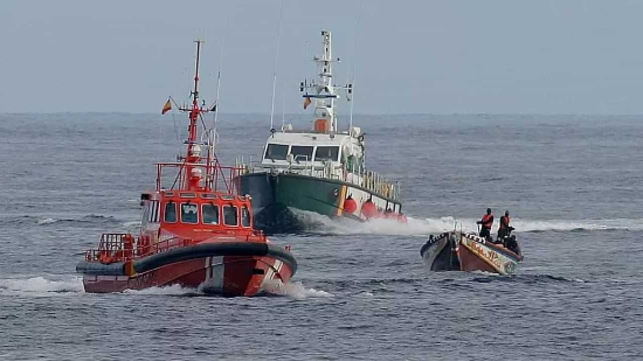 அகதிகள் படகு கடலில் மூழ்கி விபத்து.. 49 பேர் பலியான நிலையில்.. 100 பேர் மாயம்! அகதிகள் படகு கடலில் மூழ்கி விபத்து.. 49 பேர் பலியான நிலையில்.. 100 பேர் மாயம்!
