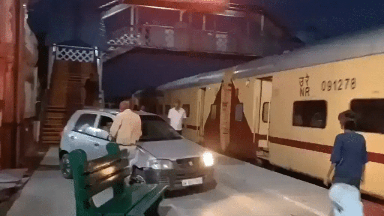 மதுபோதையில் ரயில் நிலைய நடைமேடையில் காரை ஓட்டிய நபர் – வைரலாகும் வீடியோ மதுபோதையில் ரயில் நிலைய நடைமேடையில் காரை ஓட்டிய நபர் – வைரலாகும் வீடியோ