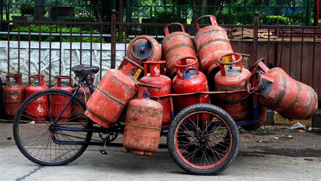 காலையிலேயே குட் நியூஸ்… அதிரடியாக குறைந்த கேஸ் சிலிண்டர் விலை.. இவ்வளவா? காலையிலேயே குட் நியூஸ்… அதிரடியாக குறைந்த கேஸ் சிலிண்டர் விலை.. இவ்வளவா?