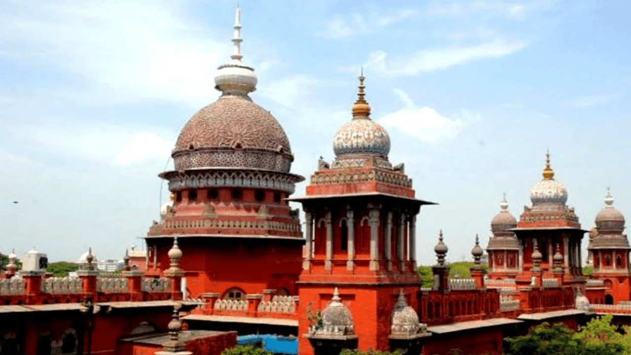 சென்னை உயர்நீதிமன்ற வளாகத்தில் சிறுமி தற்கொலை முயற்சி – காரணம் இதுவா?
