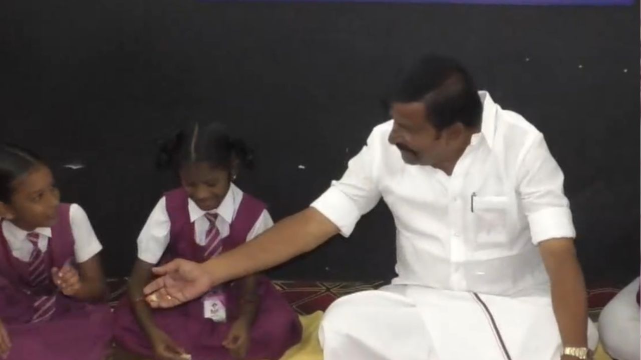 மாணவர்களுடன் அமர்ந்து காலை உணவு உட்கொண்ட அமைச்சர் நேரு