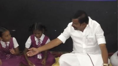 மாணவர்களுடன் அமர்ந்து காலை உணவு உட்கொண்ட அமைச்சர் நேரு மாணவர்களுடன் அமர்ந்து காலை உணவு உட்கொண்ட அமைச்சர் நேரு