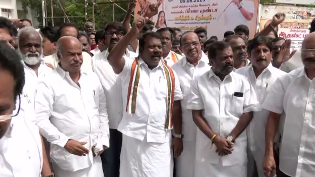 டெல்லி போராட்டத்தில் ராகுல்காந்தி கைது.. தமிழக காங்கிரஸ் கண்டன ஆர்ப்பாட்டம்!
