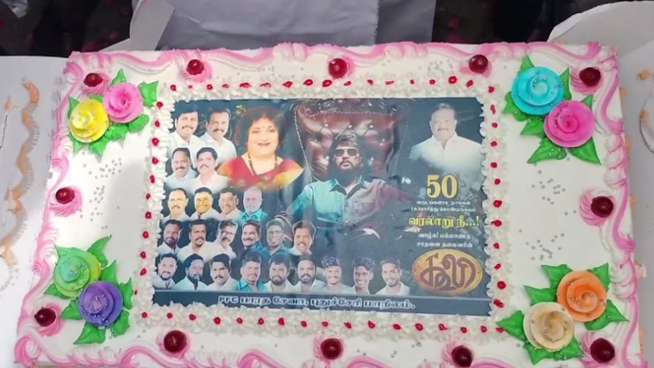இரண்டு மாபெரும் நிகழ்வுகள்.. கேக் வெட்டி கொண்டாடிய ரஜினி ரசிகர்கள்!