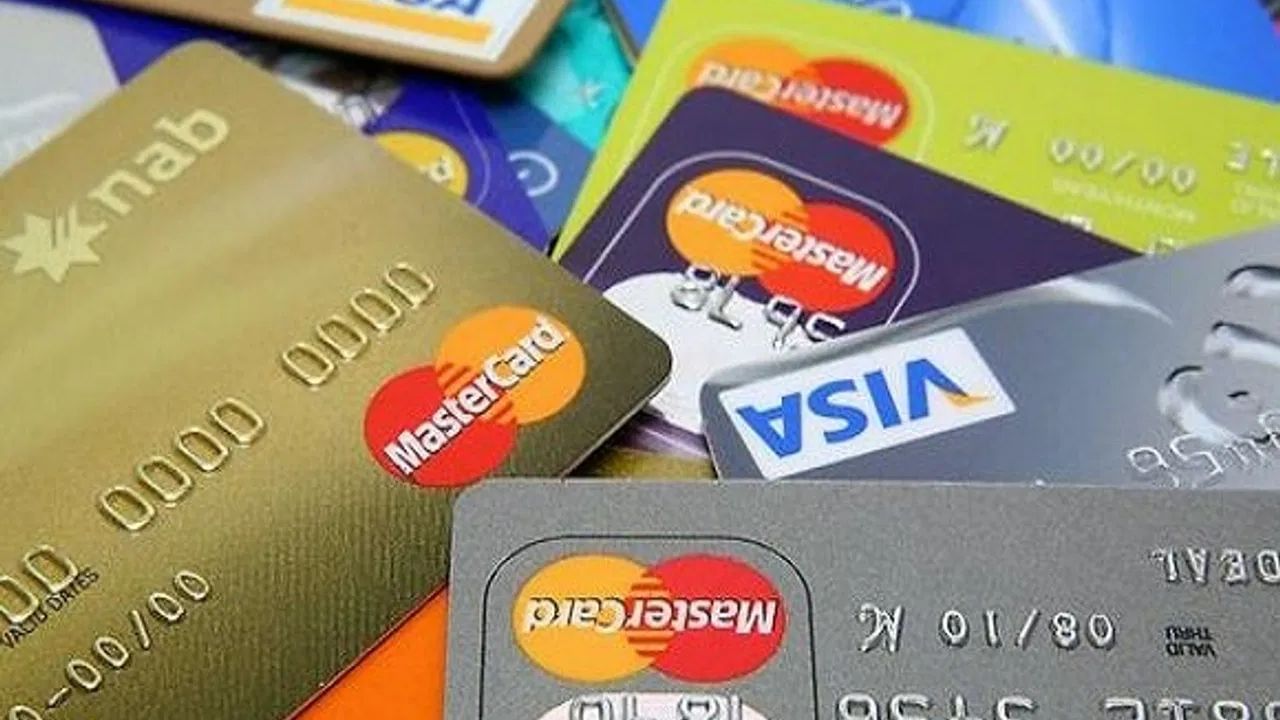 Credit Card : பழைய கிரெடிட் கார்டை க்ளோஸ் செய்ய போகிறீர்களா?.. அந்த தவறை மட்டும் செய்யாதீர்கள்! Credit Card : பழைய கிரெடிட் கார்டை க்ளோஸ் செய்ய போகிறீர்களா?.. அந்த தவறை மட்டும் செய்யாதீர்கள்!
