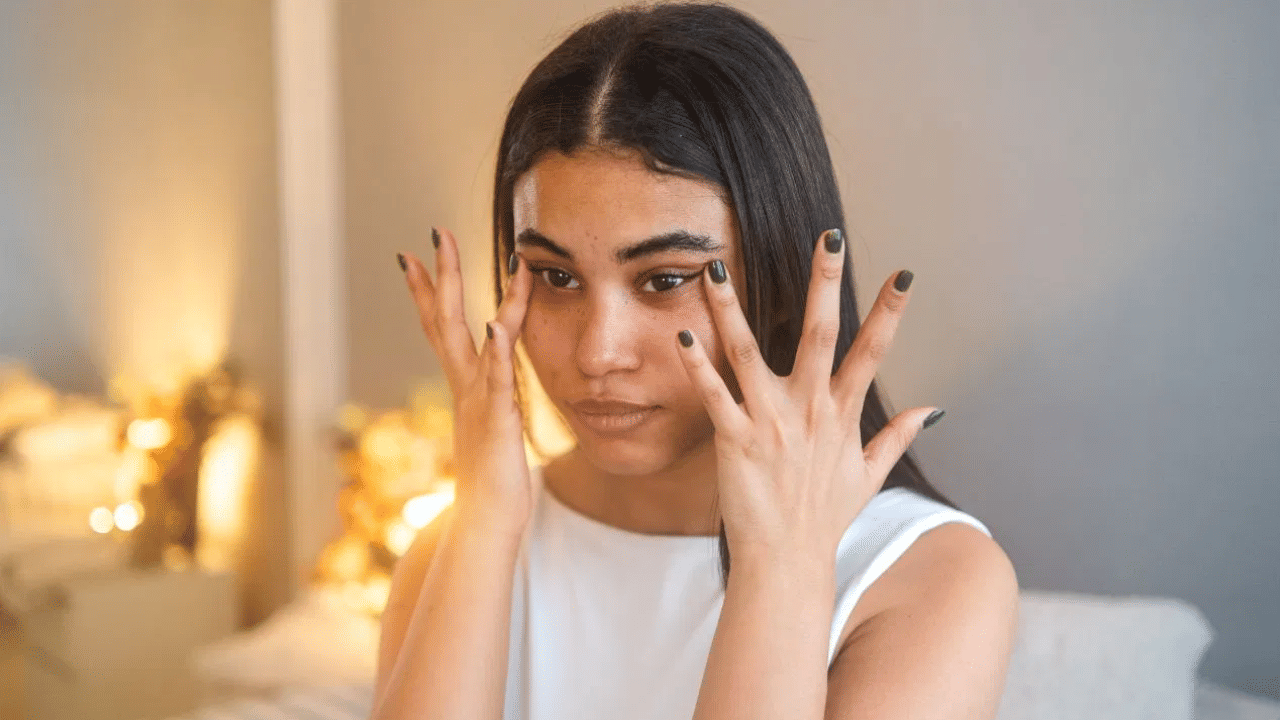 கருவளையம் உங்கள் முக அழகை கெடுக்கிறதா? இயற்கையான முறையில் சரி செய்யலாம்!