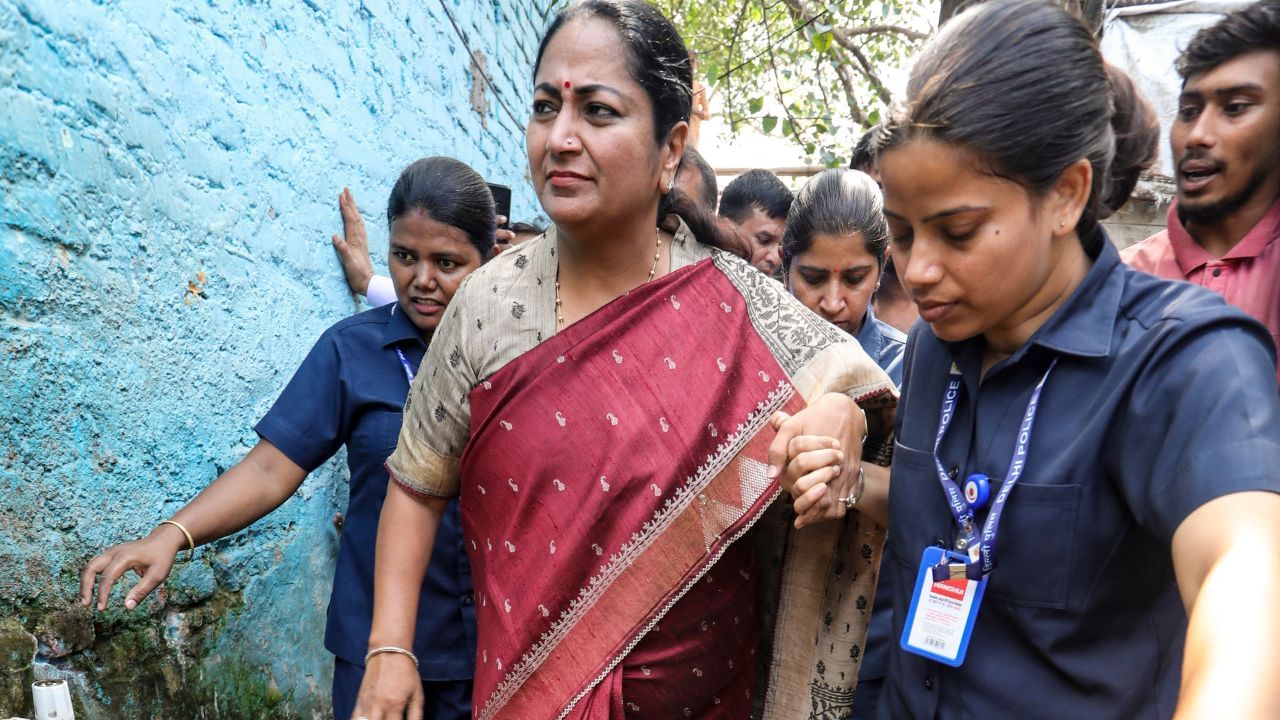 டெல்லி  முதல்வர் ரேகா குப்தா மீது தாக்குதல்… பொதுமக்களை சந்தித்த போது நடந்த சம்பவம்.. பரபரப்பு!