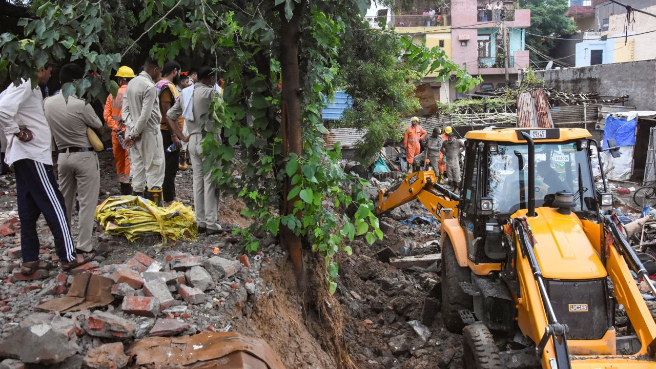 டெல்லியை புரட்டி எடுக்கும் கனமழை… சுவர் இடிந்து விழுந்து 8 பேர் உயிரிழப்பு! டெல்லியை புரட்டி எடுக்கும் கனமழை… சுவர் இடிந்து விழுந்து 8 பேர் உயிரிழப்பு!