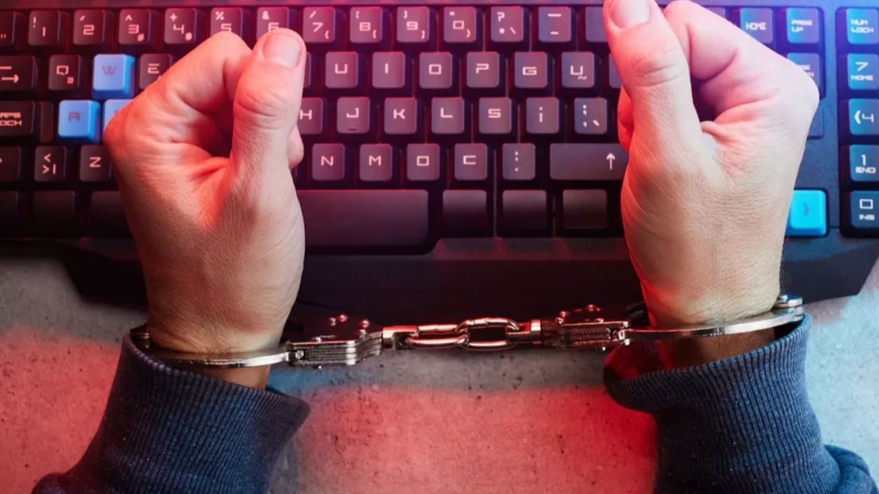 Digital Arrest : வாட்ஸ்அப் அழைப்பு மூலம் ரூ.13 லட்சம் மோசடி.. திருவாரூர் முதியவருக்கு ஷாக் கொடுத்த டிஜிட்டல் அரெஸ்ட்! Digital Arrest : வாட்ஸ்அப் அழைப்பு மூலம் ரூ.13 லட்சம் மோசடி.. திருவாரூர் முதியவருக்கு ஷாக் கொடுத்த டிஜிட்டல் அரெஸ்ட்!
