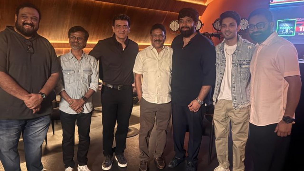 அஜித்துடன் ஏ.ஆர்.முருகதாஸ், சிறுத்தை சிவா, அனிருத்…  – வைரலாகும் போட்டோ – பின்னணி என்ன?