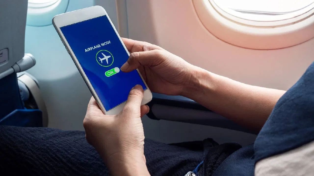 விமானத்தில் பயணம் செய்யும்போது Flight Mode போடவில்லை என்றால் என்ன ஆகும்? விமானத்தில் பயணம் செய்யும்போது Flight Mode போடவில்லை என்றால் என்ன ஆகும்?