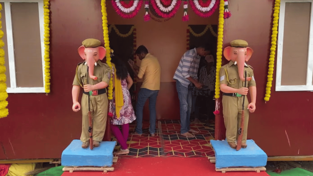 போலீஸ் விநாயகர்! வேலூரில் வித்தியாசமான விநாயகர் சதுர்த்தி விழா