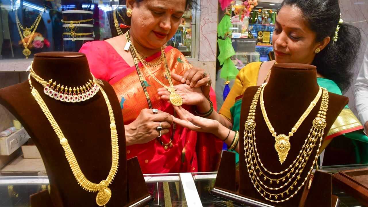 வரலாறு காணாத உச்சம்.. ரூ. 75,760 க்கு விற்பனையாகும் தங்கம்.. என்ன காரணம்? வரலாறு காணாத உச்சம்.. ரூ. 75,760 க்கு விற்பனையாகும் தங்கம்.. என்ன காரணம்?