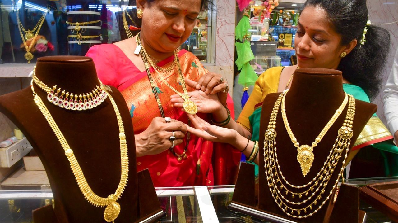 வரலாறு காணாத உச்சம்.. ரூ. 75,760 க்கு விற்பனையாகும் தங்கம்.. என்ன காரணம்?