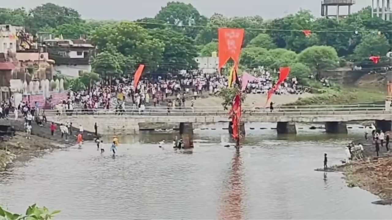 கற்களால் தாக்கிக்கொண்ட கிராம மக்கள்.. ம.பி பாரம்பரிய நிகழ்வில் 1,000 பேர் காயம்!