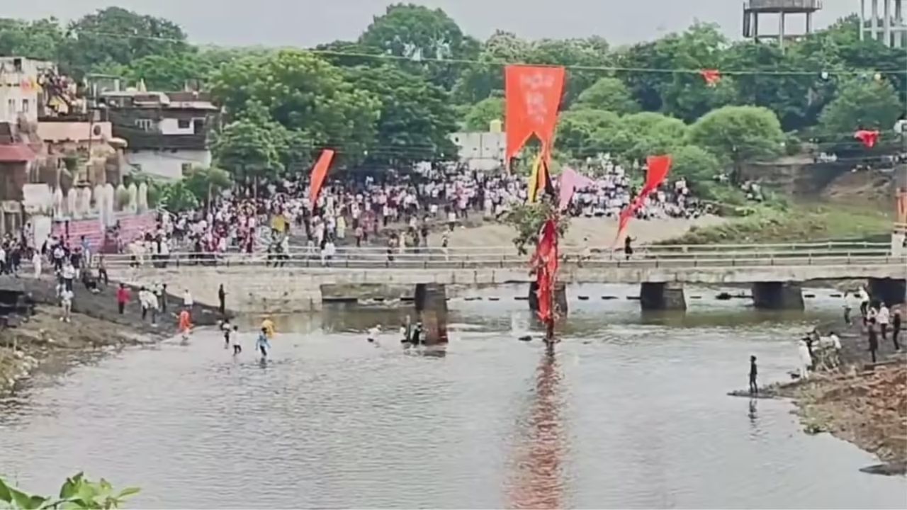 கற்களால் தாக்கிக்கொண்ட கிராம மக்கள்.. ம.பி பாரம்பரிய நிகழ்வில் 1,000 பேர் காயம்! கற்களால் தாக்கிக்கொண்ட கிராம மக்கள்.. ம.பி பாரம்பரிய நிகழ்வில் 1,000 பேர் காயம்!