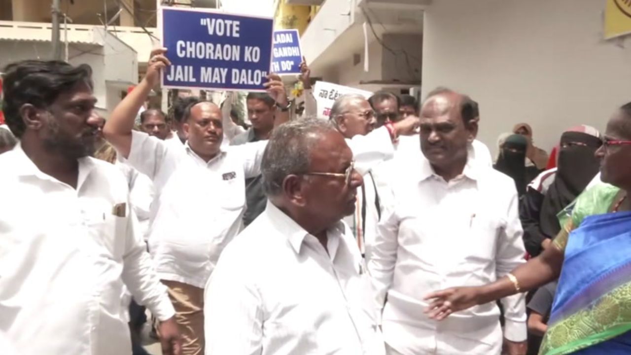 வாக்கு திருட்டு குற்றச்சாட்டு.. வீடு வீடாக சென்று ஹனுமந்த ராவ் பிரச்சாரம்..!