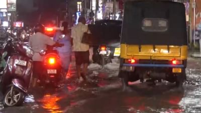 மதுரையில் பெய்த திடீர் மழை.. சாலைகள் திண்டாடிய வாகன ஓட்டிகள் மதுரையில் பெய்த திடீர் மழை.. சாலைகள் திண்டாடிய வாகன ஓட்டிகள்