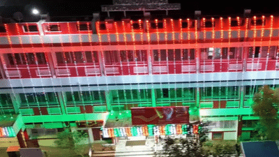 மூவர்ண விளக்குகளால் ஜொலித்த திருச்சியின் முக்கிய கட்டிடங்கள் மூவர்ண விளக்குகளால் ஜொலித்த திருச்சியின் முக்கிய கட்டிடங்கள்