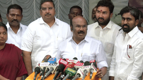 அதிமுகவில் இணைந்தால் விஜய் ‘கெய்னர்’; இல்லையென்றால் ‘லூசர்’ – ஜெயக்குமார்...