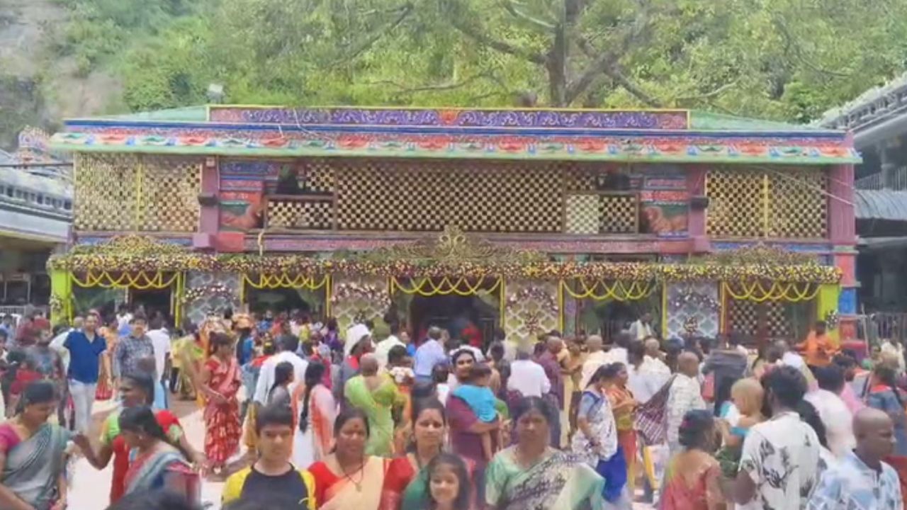வரலட்சுமி நோன்பு.. கனக துர்கா கோயிலில் குவிந்த பக்தர்கள்!