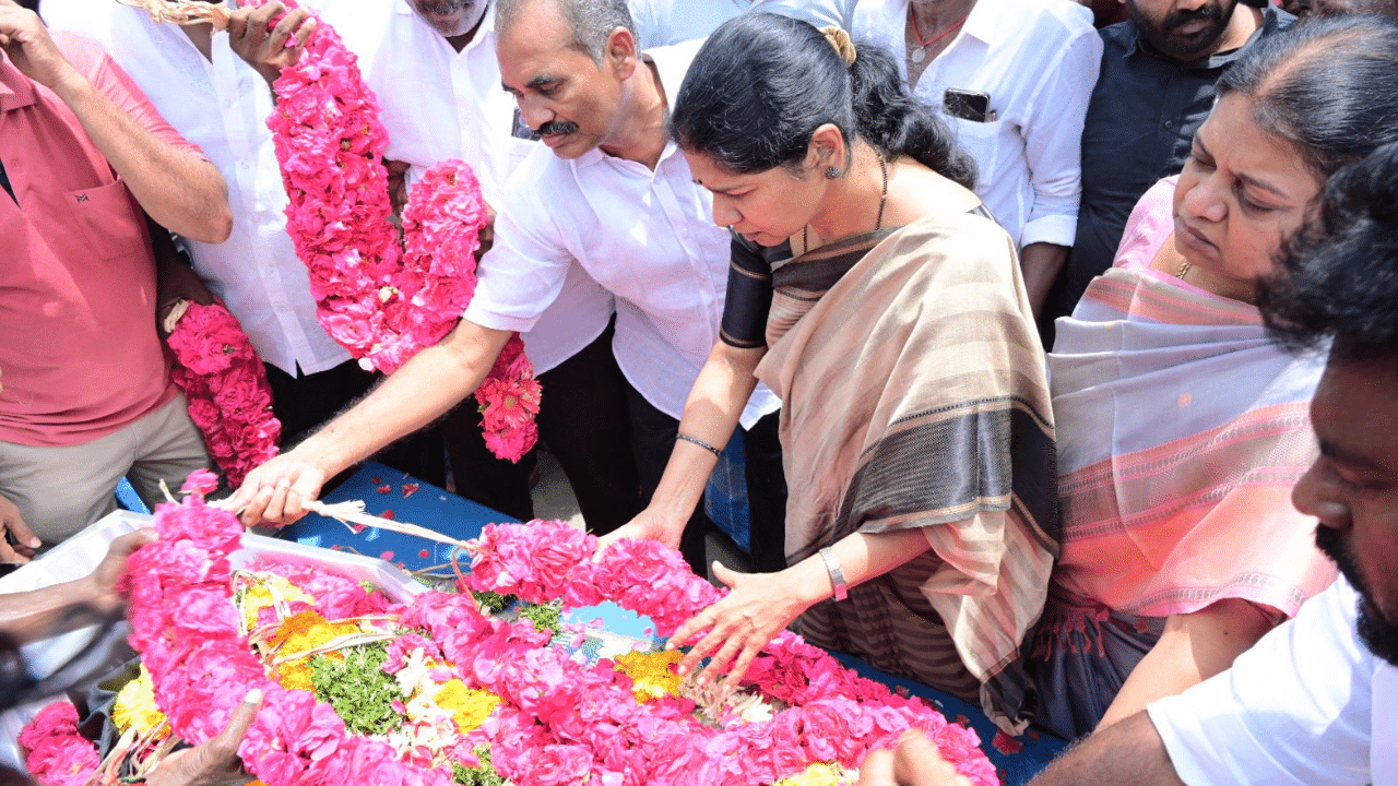 ஆணவக் கொலை செய்யப்பட்ட கவினின் இறுதிச்சடங்கில் பங்கேற்ற கனிமொழி – குடும்பத்தினருக்கு ஆறுதல் ஆணவக் கொலை செய்யப்பட்ட கவினின் இறுதிச்சடங்கில் பங்கேற்ற கனிமொழி – குடும்பத்தினருக்கு ஆறுதல்
