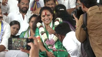 இடஒதுக்கீடு கோரிக்கை.. 72 மணி நேரம் உண்ணாவிரதம் தொடங்கிய கவிதா இடஒதுக்கீடு கோரிக்கை.. 72 மணி நேரம் உண்ணாவிரதம் தொடங்கிய கவிதா