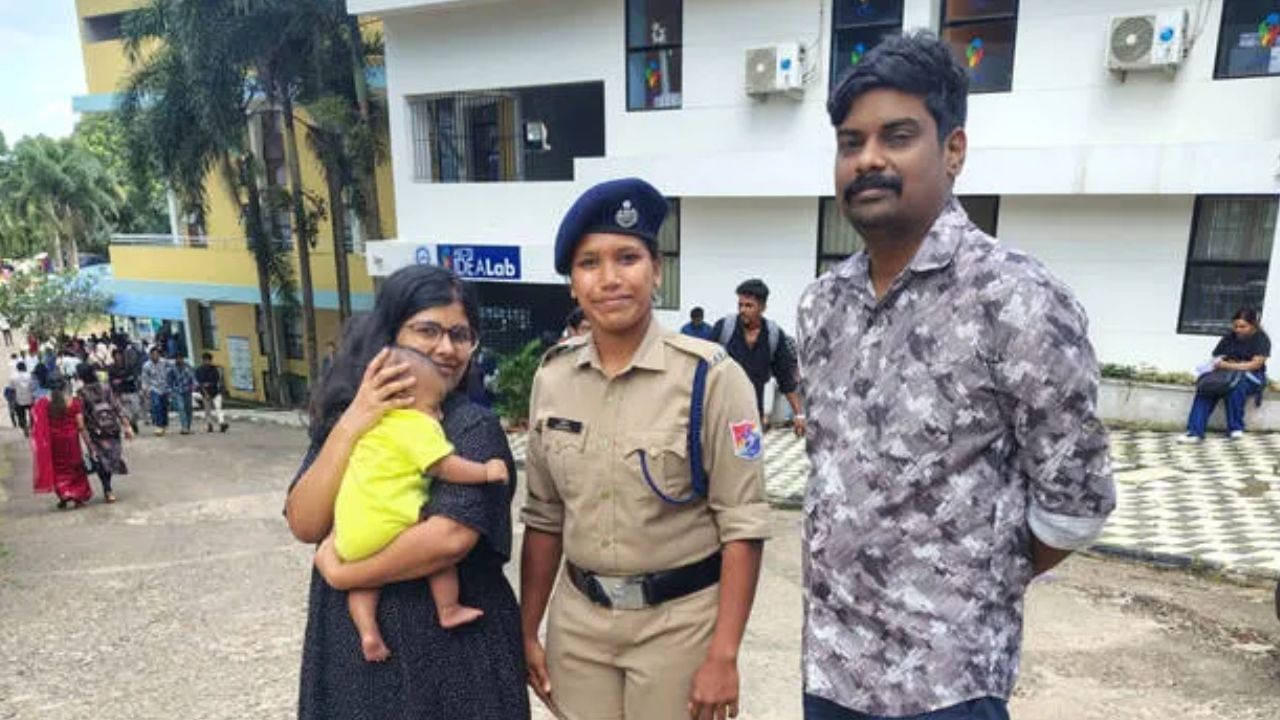 Kerala: தேர்வு எழுத சென்ற பெண்.. அழுத குழந்தை.. தாய்ப்பால் கொடுத்த பெண் காவலர்! Kerala: தேர்வு எழுத சென்ற பெண்.. அழுத குழந்தை.. தாய்ப்பால் கொடுத்த பெண் காவலர்!