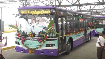 திருச்சியில் 11 தாழ்தள பேருந்துகளை தொடங்கி வைத்த கே.என்.நேரு திருச்சியில் 11 தாழ்தள பேருந்துகளை தொடங்கி வைத்த கே.என்.நேரு