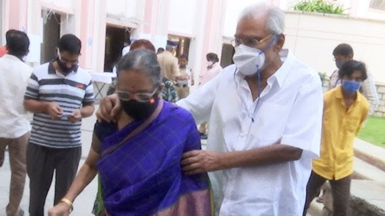 கணவர் இல்லாத வெறுமை.. கோட்டா சீனிவாசராவ் மனைவியும் மறைவு.. ஒரே மாதத்தில் சோகம் கணவர் இல்லாத வெறுமை.. கோட்டா சீனிவாசராவ் மனைவியும் மறைவு.. ஒரே மாதத்தில் சோகம்