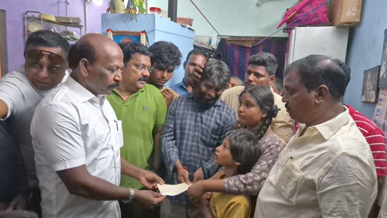 மின்சாரம் தாக்கி உயிரிழந்த தூய்மை பணியாளர்.. ரூ. 20 லட்சத்துக்கான காசோலை வழங்கிய அமைச்சர் மா. சுப்பிரமணியன்.. மின்சாரம் தாக்கி உயிரிழந்த தூய்மை பணியாளர்.. ரூ. 20 லட்சத்துக்கான காசோலை வழங்கிய அமைச்சர் மா. சுப்பிரமணியன்..