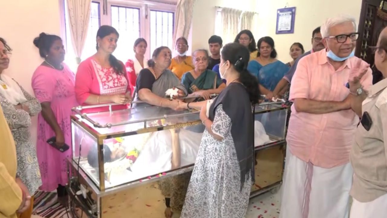 சிரிப்பால் தனக்கென ஒரு ரசிகர் கூட்டம்.. நடிகர் மதன் பாப் உடல் தகனம்..!