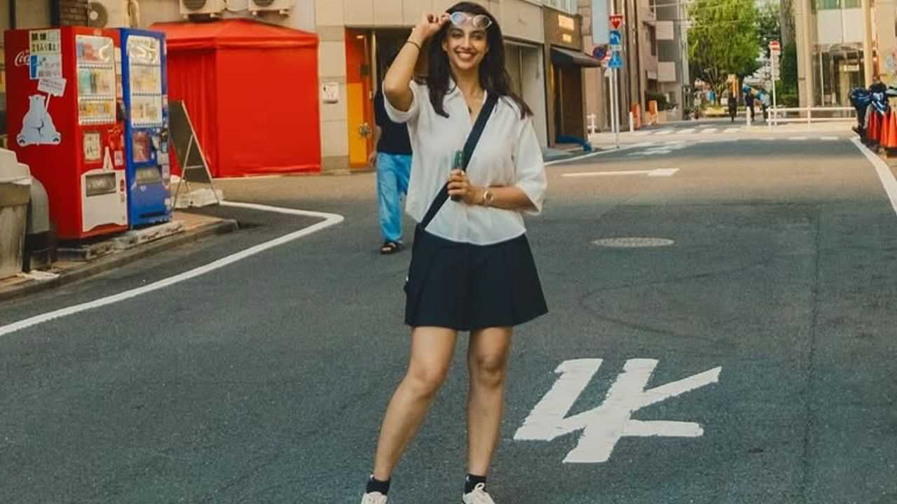 அவ கண்ணால பாத்தா ஒரு ஸ்பார்க்... இன்ஸ்டாகிராமில் வைரலாகும் மீனாட்சி சௌத்ரியின் போட்டோஸ்!