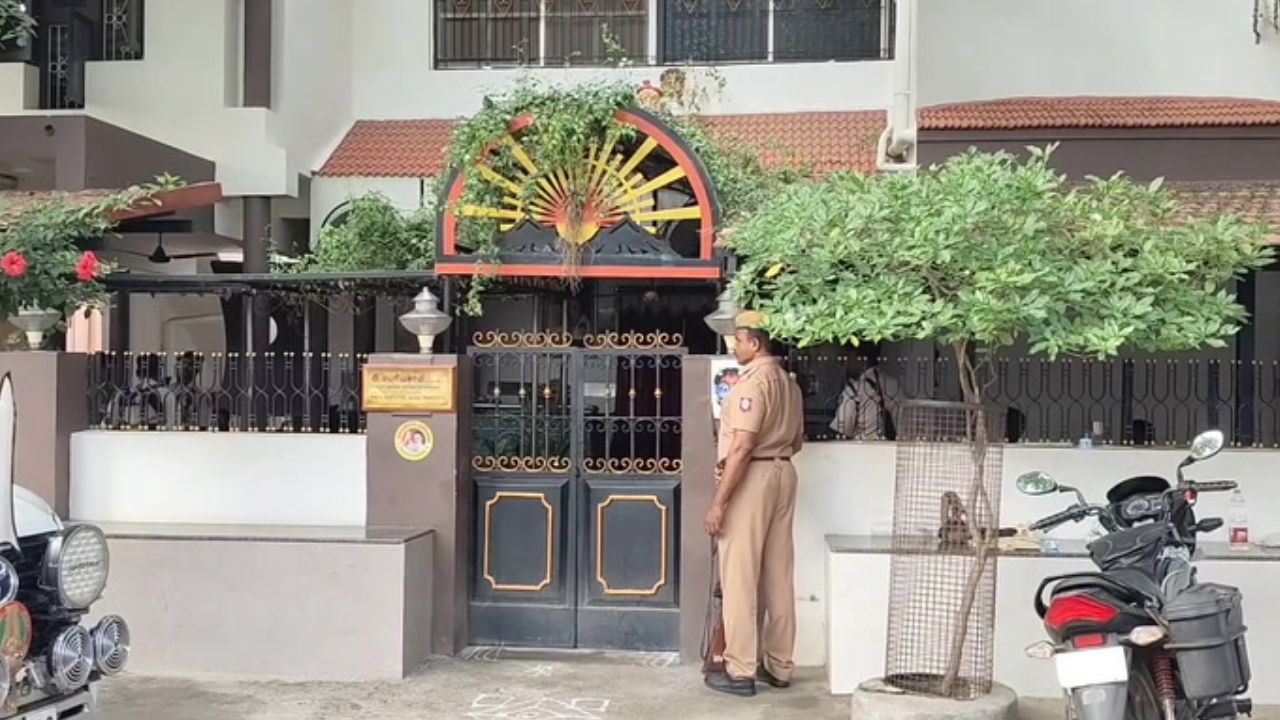 அமைச்சர் ஐ.பெரியசாமிக்கு சொந்தமான இடங்களில் அமலாக்கத்துறை சோதனை!