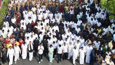 கருணாநிதி நினைவு தினம் - மு.க.ஸ்டாலின் தலைமையில் அமைதிப்பேரணி!