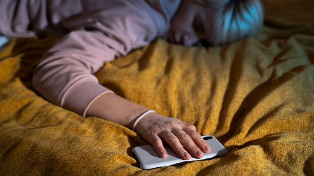 Smartphone Sleep Problems: தூங்கும்போது படுக்கையருகே ஸ்மார்ட்போனா..? தூக்கத்திற்கும் ஆரோக்கியத்திற்கும் ஆபத்து! Smartphone Sleep Problems: தூங்கும்போது படுக்கையருகே ஸ்மார்ட்போனா..? தூக்கத்திற்கும் ஆரோக்கியத்திற்கும் ஆபத்து!