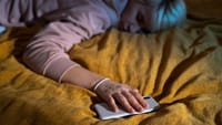 தூங்கும் முன் மொபைல் ஸ்க்ரோல் செய்கிறீர்களா? எச்சரிக்கை இதோ!...