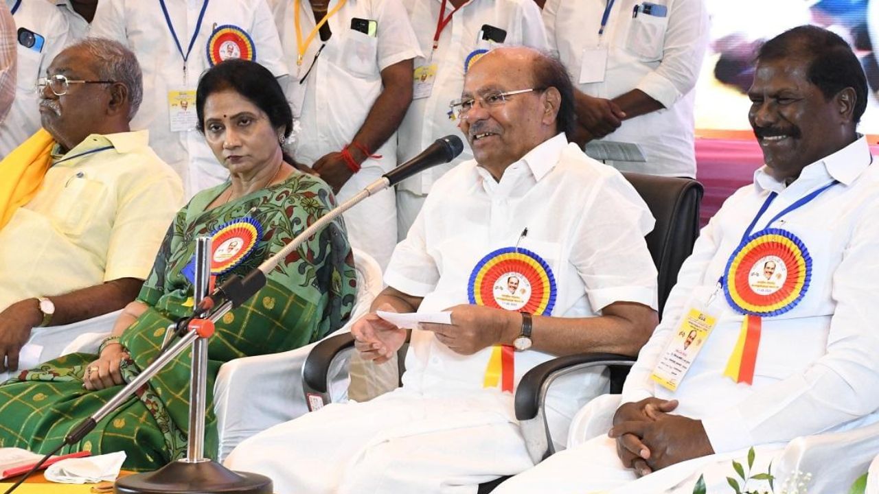 ராமதாஸ் மூத்த மகள் ஸ்ரீகாந்திக்கு கட்சி பதவி.. பா.ம.கவில் அதிரடி டிவிஸ்ட்.. ராமதாஸ் மூத்த மகள் ஸ்ரீகாந்திக்கு கட்சி பதவி.. பா.ம.கவில் அதிரடி டிவிஸ்ட்..